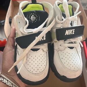 Trainer hurrache good condition with box